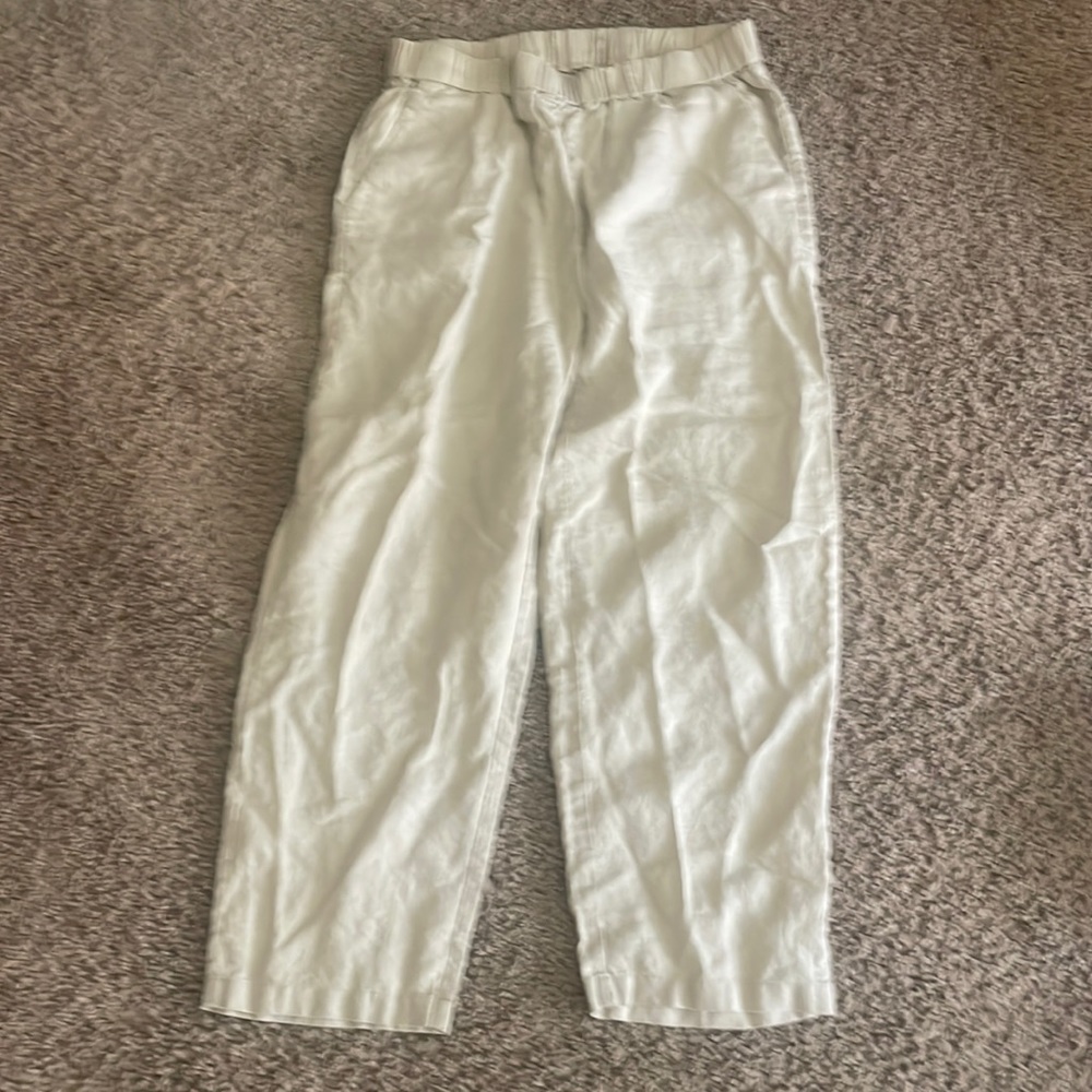 NWOT Quince Linen cropped pants. Never worn. Size Medium